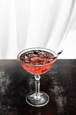Çizgili saman ve beyaz buz küpleriyle kozmopolitan kokteyli. 