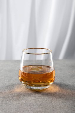 Bir bardak konyak, beyaz üzerine buz ve kopyalama alanı. 