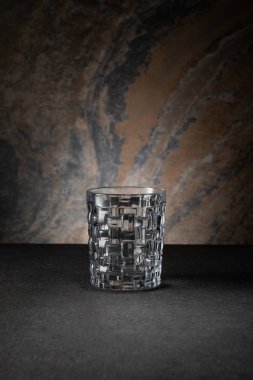 Dökümlü arka planda boş ve temiz cam 