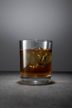 Alkol dolu buz küpleri gri arka planda içecek 