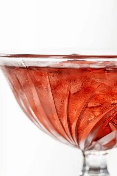 Primo Piano Cocktail Rosso Con Cubetti Ghiaccio Isolati Bianco — Foto Stock