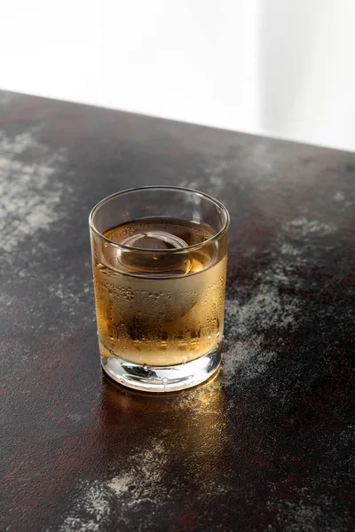 Vidrio Húmedo Con Whisky Fuerte Cubo Hielo Superficie Negra — Foto de Stock