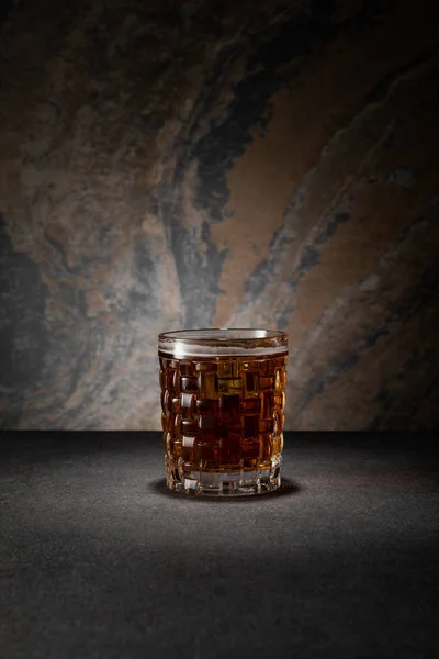 Szkło Piwem Teksturowanym Granitowym Tle — Zdjęcie stockowe