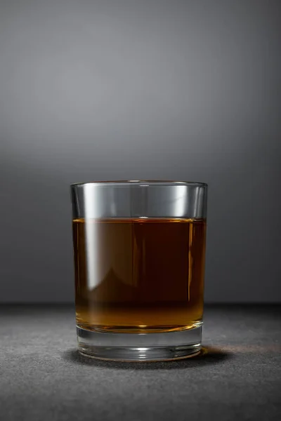 Koude Alcohol Drank Glas Grijze Achtergrond — Stockfoto