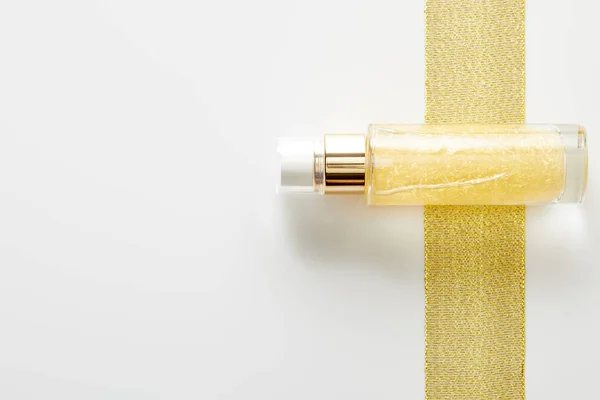 Beyaz Arka Planda Altın Şeritli Kozmetik Yağı Şişesinin Üst Görüntüsü — Stok fotoğraf