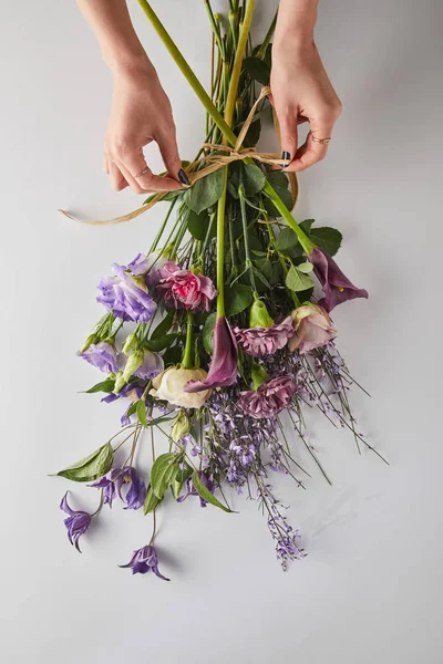 Vista Cortada Mulher Ajustando Arco Buquê Flores Violetas Fundo Branco — Fotografia de Stock