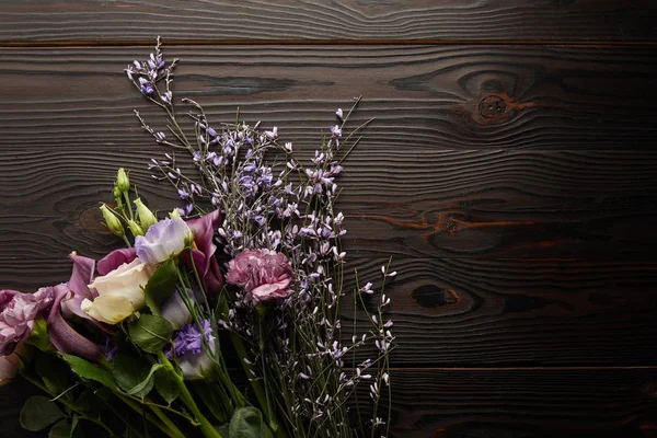 Top View Violet Purple Floral Bouquet Wooden Table — 스톡 사진