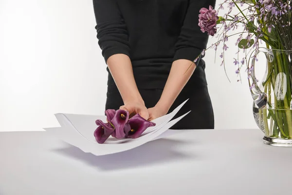 Vista Cortada Florista Envolvendo Flores Cala Roxo Papel Isolado Branco — Fotografia de Stock