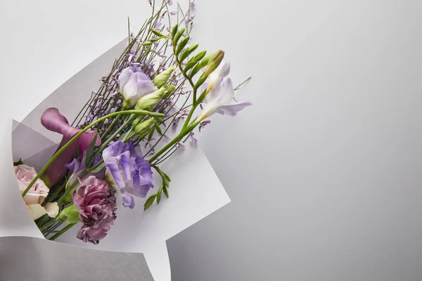 Top View Violet Bouquet Wrapped Paper White Background — 스톡 사진