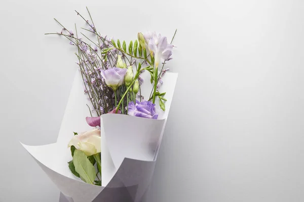 Vue Dessus Bouquet Violet Enveloppé Dans Papier Sur Fond Blanc — Photo