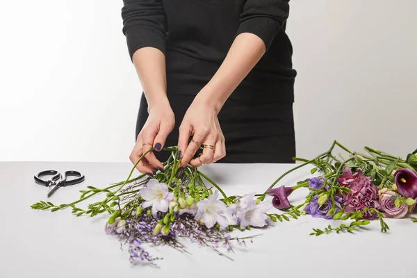 Abgeschnittene Ansicht Des Floristen Machen Violetten Strauß Isoliert Auf Weiß — Stockfoto