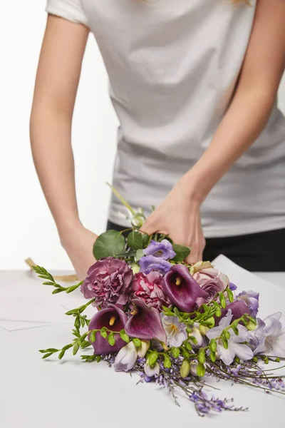 Vista Cortada Florista Embrulhando Buquê Violeta Papel Isolado Branco — Fotografia de Stock