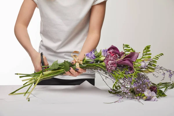 Oříznutý Pohled Květinářskou Fialovou Kytici Nůžkami Izolovanými Bílém — Stock fotografie