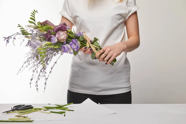 Vista Recortada Florista Sosteniendo Ramo Violeta Aislado Blanco — Foto de Stock