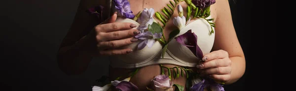 Vista Cortada Menina Sutiã Com Flores Violetas Roxas Corpo Isolado — Fotografia de Stock