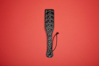 Kırmızı renkte izole edilmiş deri küreğin üst görünümü