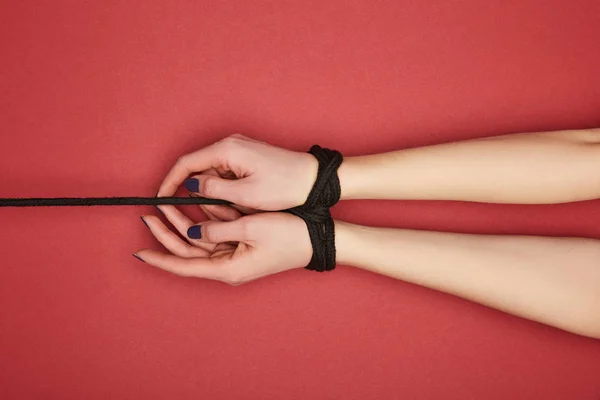 Обрізаний Вид Жінки Мотузкою Руках Ізольовані Червоному — стокове фото