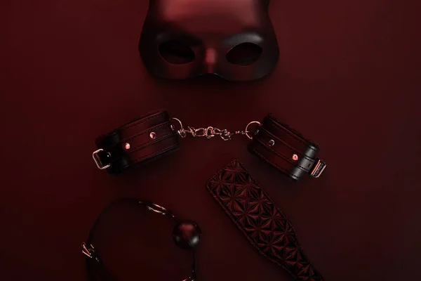 红色背景深色灯光下的性玩具顶部视图 — 图库照片