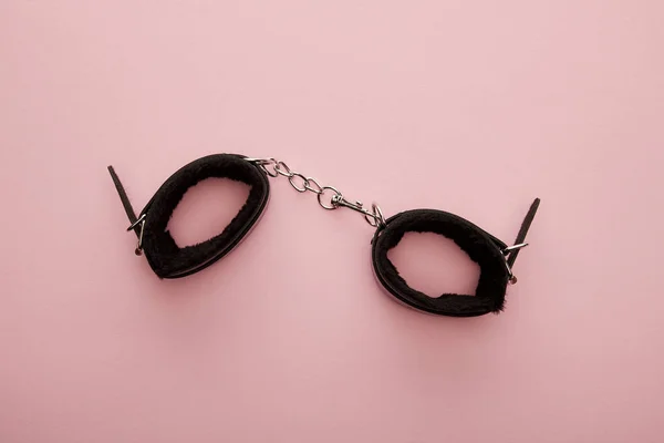 Top View Black Handcuffs Pink Background — 스톡 사진