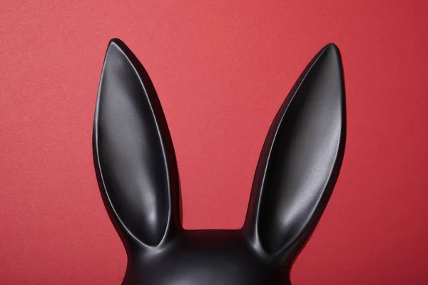Vista Superior Máscara Conejo Negro Sobre Fondo Rojo —  Fotos de Stock