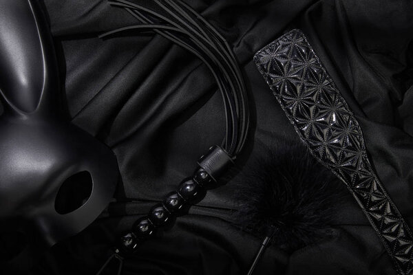 вид секс-игрушек на черном текстильном фоне
