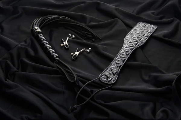 革と金属のセックスのおもちゃブラックテキスタイルの背景 — ストック写真