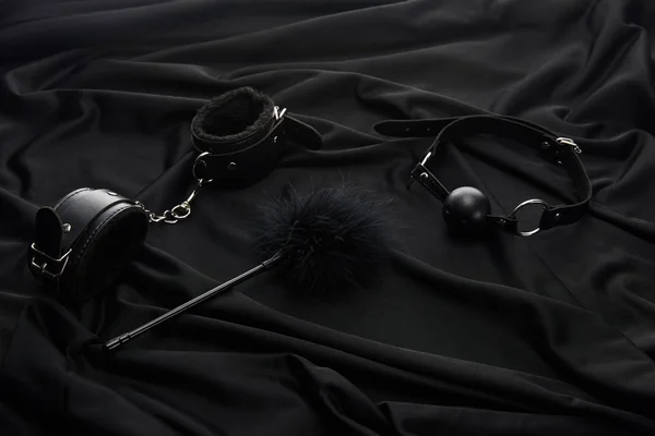 Siyah Tekstil Arka Planında Seks Oyuncakları — Stok fotoğraf