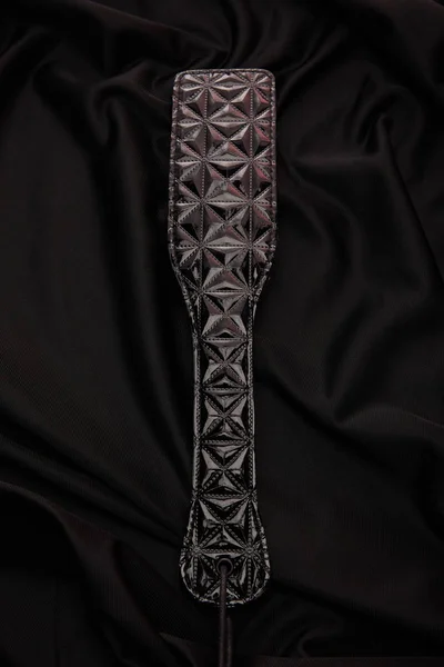 Вид Сверху Кожаную Весло Черном Текстильном Фоне — стоковое фото