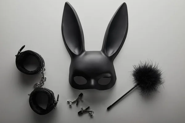 Von Oben Mit Schwarzer Kaninchenmaske Und Sexspielzeug Auf Weißem Hintergrund — Stockfoto