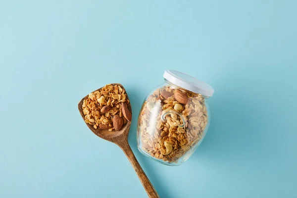 Vista Superior Tarro Granola Con Espátula Madera Sobre Fondo Azul — Foto de Stock