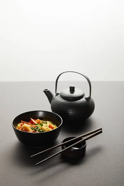 Fideos Con Camarones Verduras Cuenco Cerca Limón Teapote Palillos Madera — Foto de Stock