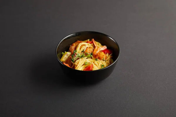 Fideos Con Camarones Verduras Recipiente Sobre Fondo Negro — Foto de Stock