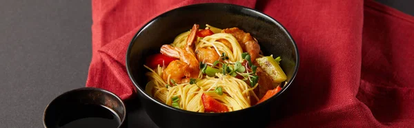 Noodles Shrimps Vegetables Bowl Soy Sauce Red Napkin Black Background — Stock Photo, Image