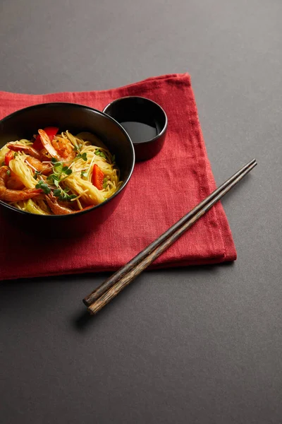 Noodles Shrimps Vegetables Bowl Wooden Chopsticks Soy Sauce Red Napkin — 스톡 사진