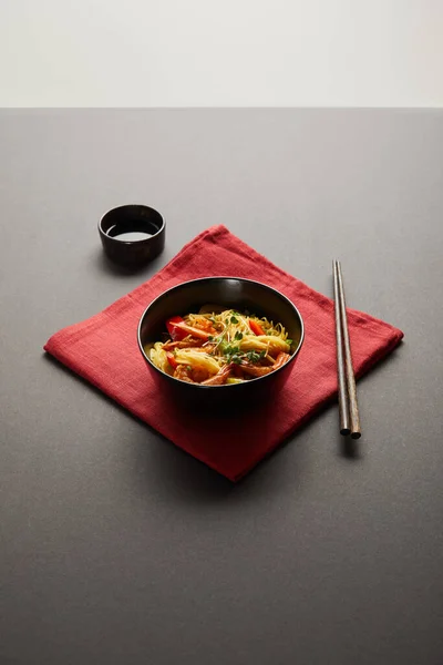 Noodles Shrimps Vegetables Bowl Wooden Chopsticks Soy Sauce Red Napkin — Stock Photo, Image