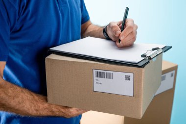 Karton kutunun üzerindeki panoya yazılan kurye görüntüsü ve mavi üzerine izole edilmiş paketler