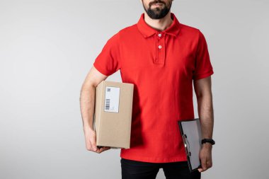 Gri üzerine izole edilmiş pano ve karton kutulu kurye görüntüsü