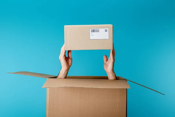 Vista Cortada Correio Segurando Caixa Papelão Pacote Isolado Azul — Fotografia de Stock