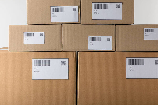 Карточки с qr и штрих-кодами на картонных пакетах, изолированных на сером
