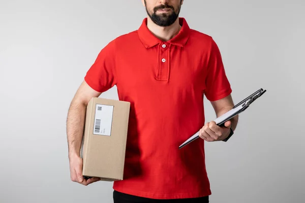 Vista Cortada Correio Barbudo Segurando Prancheta Pacote Papelão Isolado Cinza — Fotografia de Stock