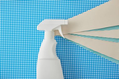 sprey şişeli kompozisyon ve mavi üzerine kağıt dekor