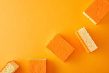 Portakalda bulaşık yıkamak için süngerlerin üst görüntüsü