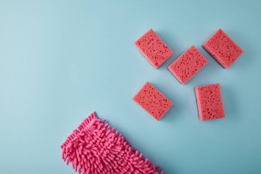 Pembe ev eşyalarının mavi ev temizliği için en iyi görünümü.