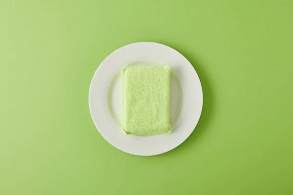 Top View White Plate Sponge Dish Washing Green — Stockfoto