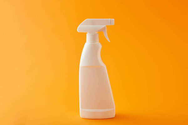 белый спрей бутылка на оранжевый, чистка дома продукт
