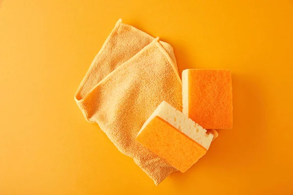 Lappen Und Gelbe Schwämme Für Die Hausreinigung Auf Orange — Stockfoto