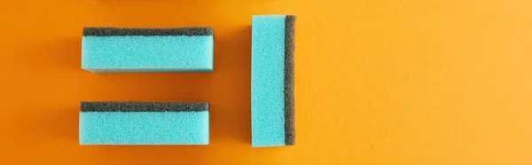 Plano Panorámico Esponjas Azules Para Limpieza Casa Naranja — Foto de Stock