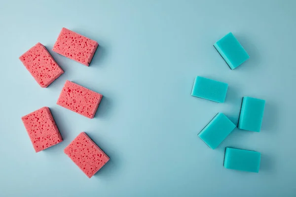 Draufsicht Auf Blaue Und Rosa Schwämme Für Die Hausreinigung Auf — Stockfoto