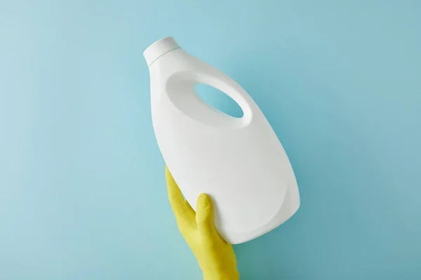 Καλλιεργημένη Άποψη Της Οικονόμου Πλαστικό Γάντι Κρατώντας Μπουκάλι Προϊόν Καθαρισμού — Φωτογραφία Αρχείου