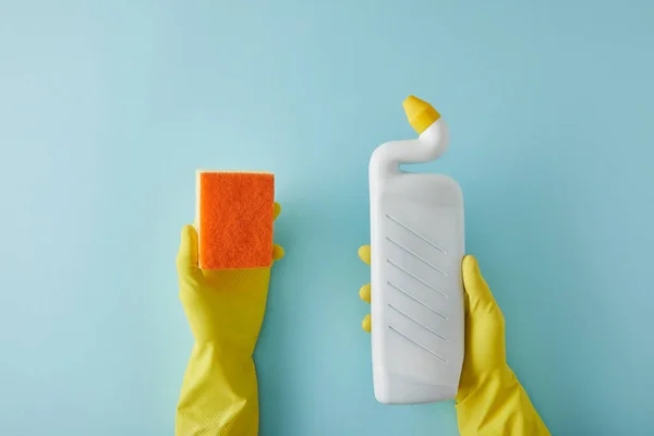 Bijgesneden Weergave Van Huishoudster Rubber Handschoenen Met Spons Fles Met — Stockfoto